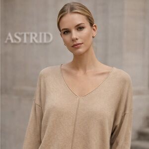 🌸Astrid V-Neck Long Sleeve Sweater in Beige size L 
Preppy cozy made in Italy